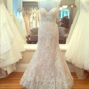 Essence of Australia Wedding Gown, never altered.